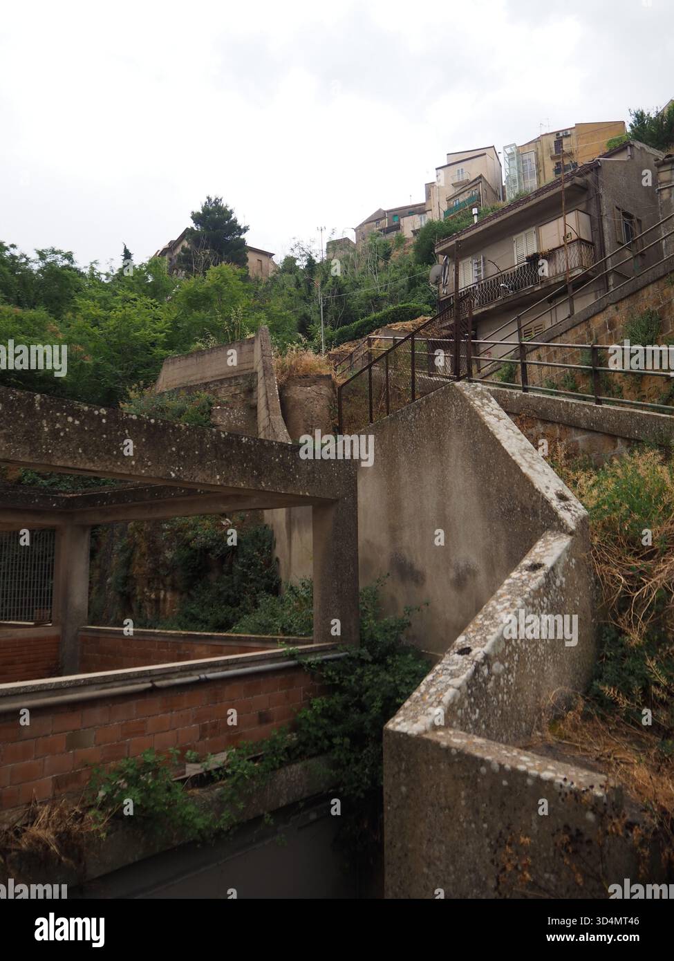 Structures en béton et maisons à flanc de colline dans la vieille ville d'Enna, Sicile, Italie Banque D'Images
