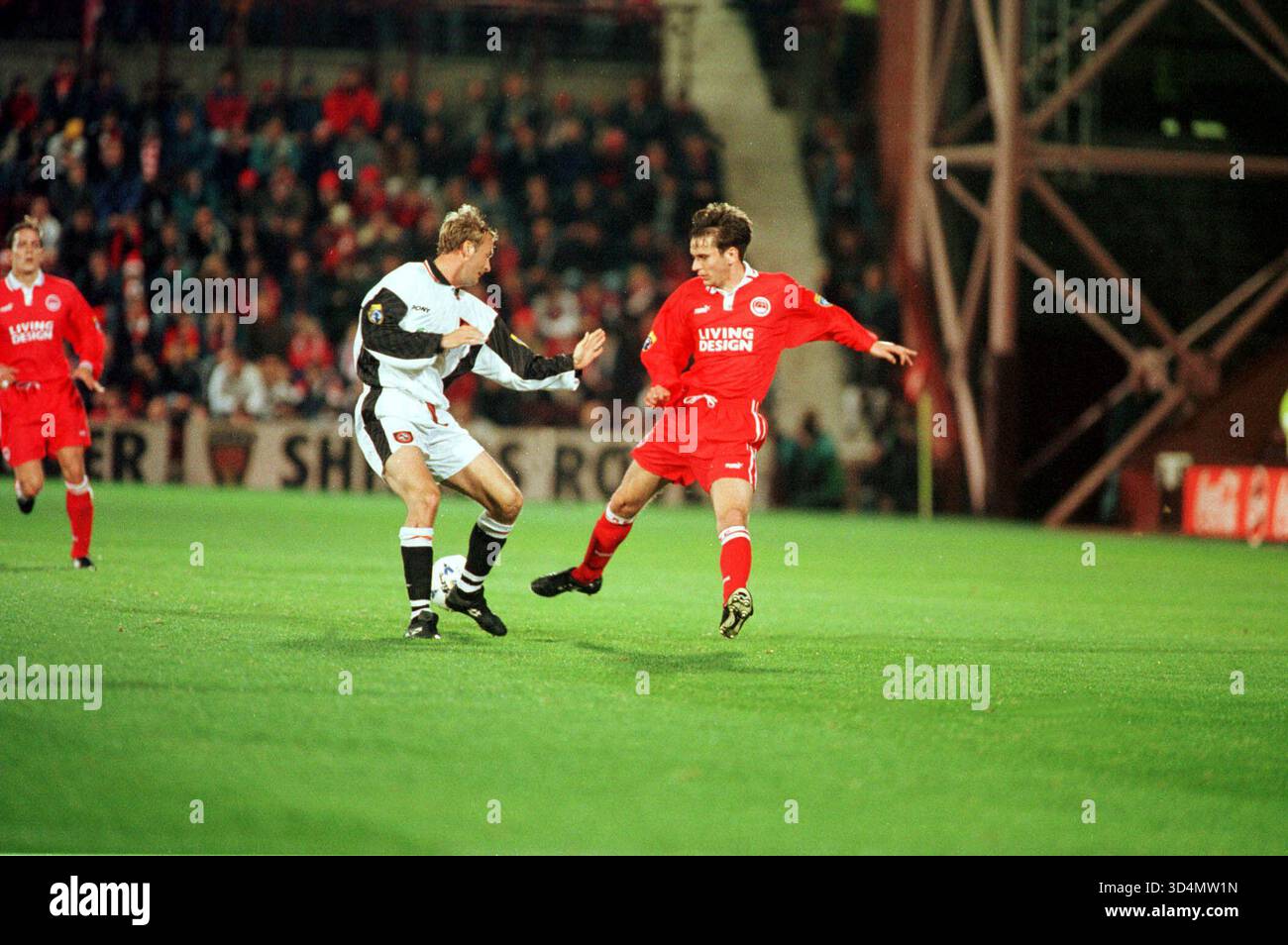 LARS ZETTERLUND ET ABERDEENS STEPHEN VERRE COCA COLA CUP DEMI-FINALE-15.10.97 ABERDEEN V. DUNDEE UTD., TYNECASTLE, ÉDIMBOURG PIC : MARK NEWCOMBE EN ACTION PENDANT LA SAISON DE FOOTBALL ÉCOSSAIS 1997 Banque D'Images