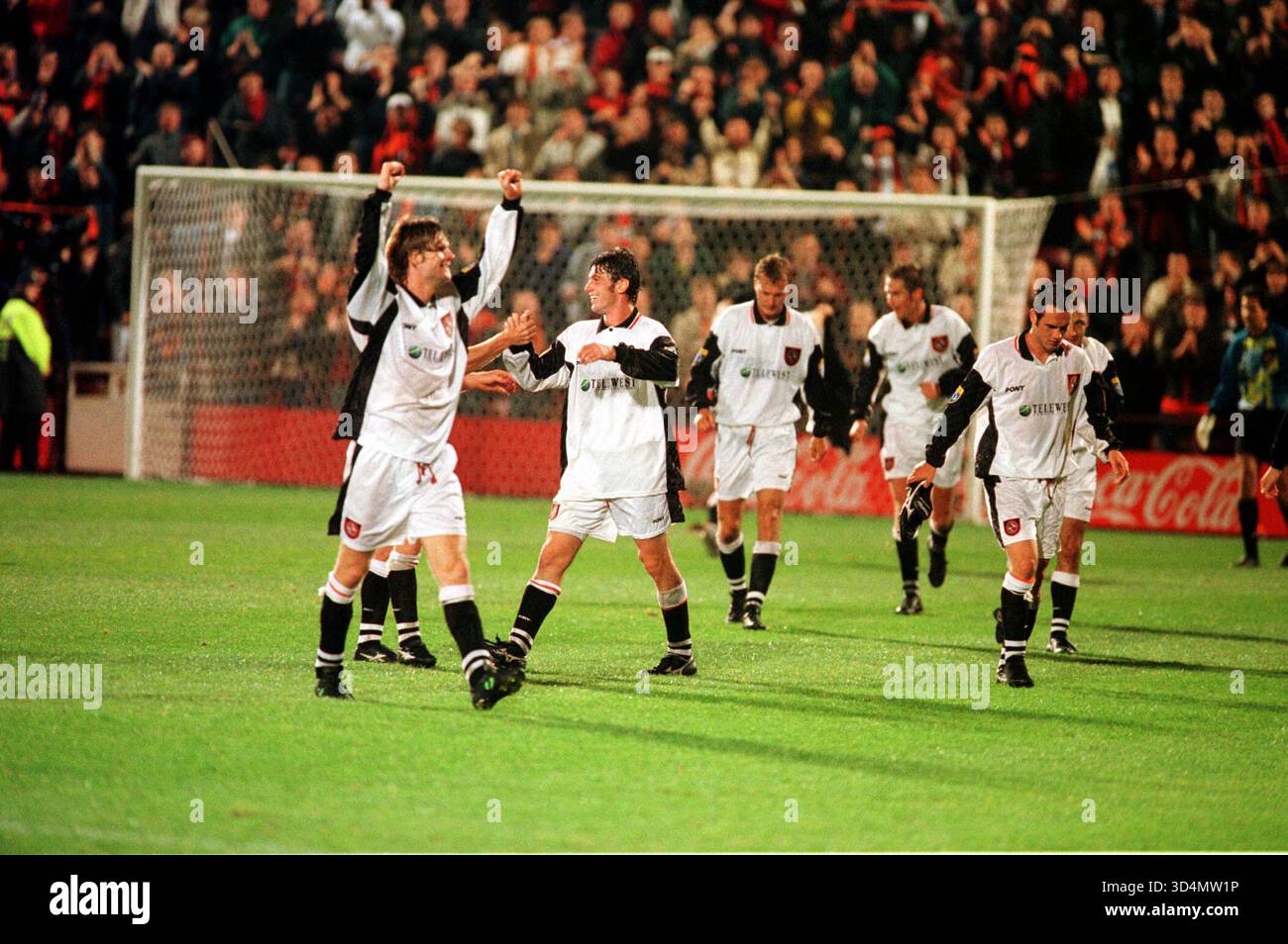 LES JOUEURS DE DUNDEE UTD CÉLÈBRENT LA VICTOIRE DE LA COUPE COCA COLA DEMI-FINALE-15.10.97 ABERDEEN V. DUNDEE UTD., TYNECASTLE, ÉDIMBOURG PIC : MARK NEWCOMBE EN ACTION PENDANT LA SAISON DE FOOTBALL ÉCOSSAIS 1997 Banque D'Images