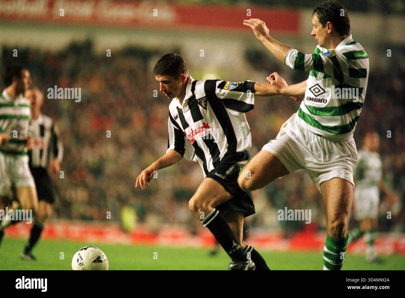 TOM BOYD DÉFIE DUNFERMLINES ALAN MOORE COCA COLA CUP DEMI-FINALE-14.10.97 CELTIC V. DUNFERMLINE ATHLETIC, IBROX, GLASGOW PIC : MARK NEWCOMBE EN ACTION PENDANT LA SAISON 1997 DE FOOTBALL ÉCOSSAIS Banque D'Images