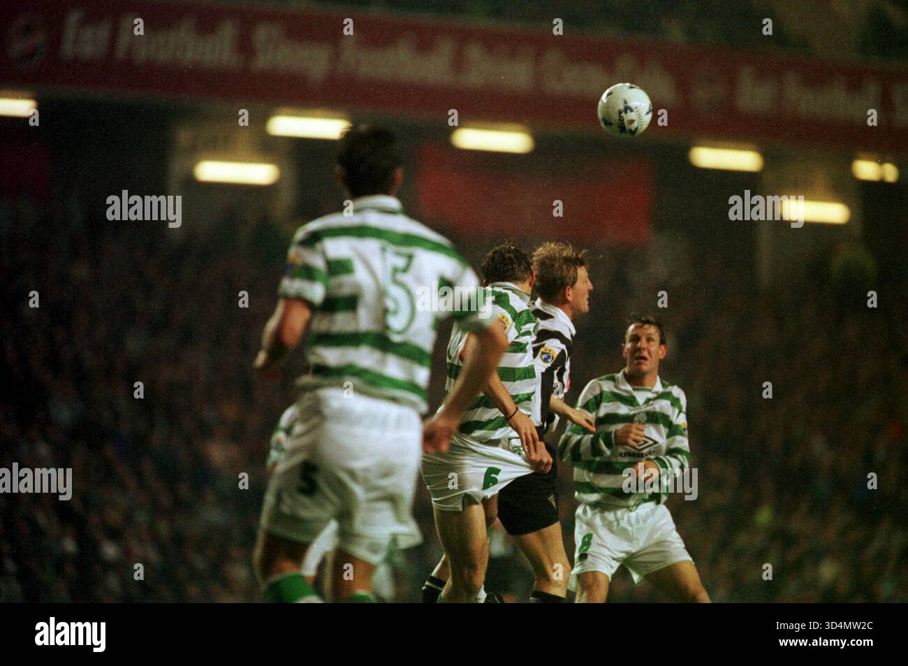ALAN STUBBS QUITTE DE DUNFERMLINES ATTAQUE COCA COLA CUP DEMI-FINALE-14.10.97 CELTIC V. DUNFERMLINE ATHLETIC, IBROX, GLASGOW PIC : MARK NEWCOMBE EN ACTION PENDANT LA SAISON DE FOOTBALL ÉCOSSAIS 1997 Banque D'Images