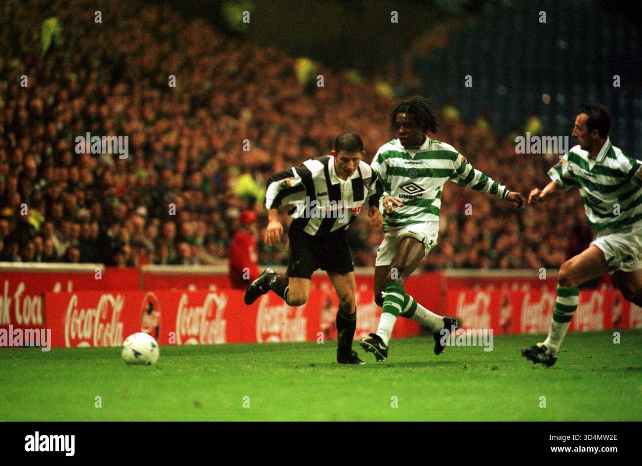 REGI BLINKER PASSE ALAN MOORE COCA COLA CUP DEMI-FINALE-14.10.97 CELTIC V. DUNFERMLINE ATHLETIC, IBROX, GLASGOW PIC : MARK NEWCOMBE EN ACTION LORS DE LA SAISON DE FOOTBALL ÉCOSSAIS 1997 Banque D'Images