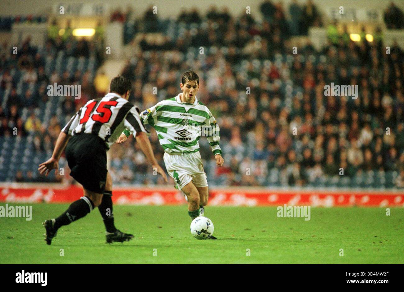 JACKIE McNamara PASSE LA DÉFENSIVE DUNFERMLINE COCA COLA CUP DEMI-FINALE-14.10.97 CELTIC V. DUNFERMLINE ATHLETIC, IBROX, GLASGOW pic : MARK NEWCOMBE en action pendant la saison 1997 de football écossais Banque D'Images