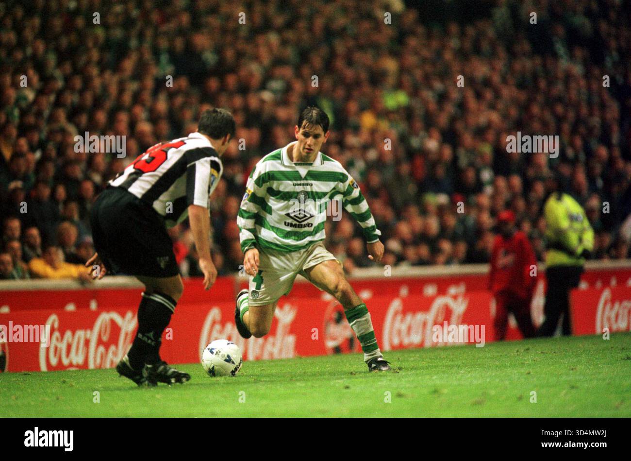 JACKIE McNamara SUR L'ATTAQUE COCA COLA CUP DEMI-FINALE-14.10.97 CELTIC V. DUNFERMLINE ATHLETIC, IBROX, GLASGOW pic : MARK NEWCOMBE en action pendant la saison 1997 de football écossais Banque D'Images