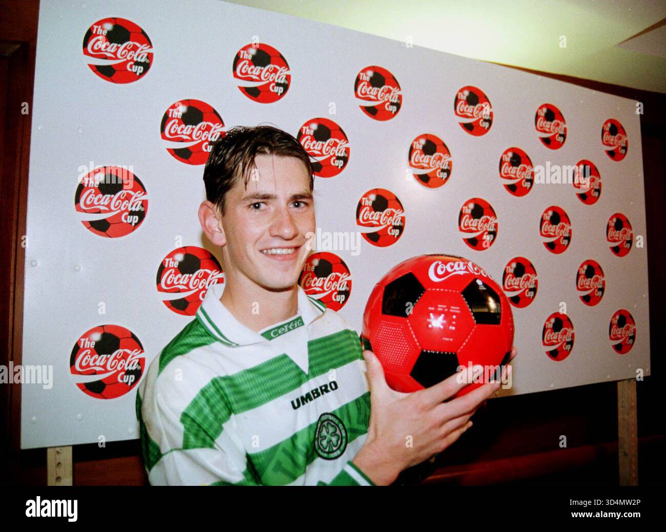 HOMME DU MATCH-JACKIE McNamara COCA COLA CUP DEMI-FINALE-14.10.97 CELTIC V. DUNFERMLINE ATHLETIC, IBROX, GLASGOW pic : MARK NEWCOMBE en action pendant la saison 1997 de football écossais Banque D'Images