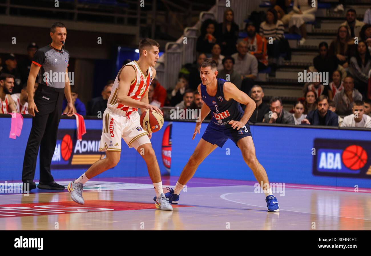 Belgrade, Serbie. 8 novembre 2025. Crvena Zvezda Stefan Miljenovic et Buducnost Fletcher Magee pendant le match en ABA League. Banque D'Images