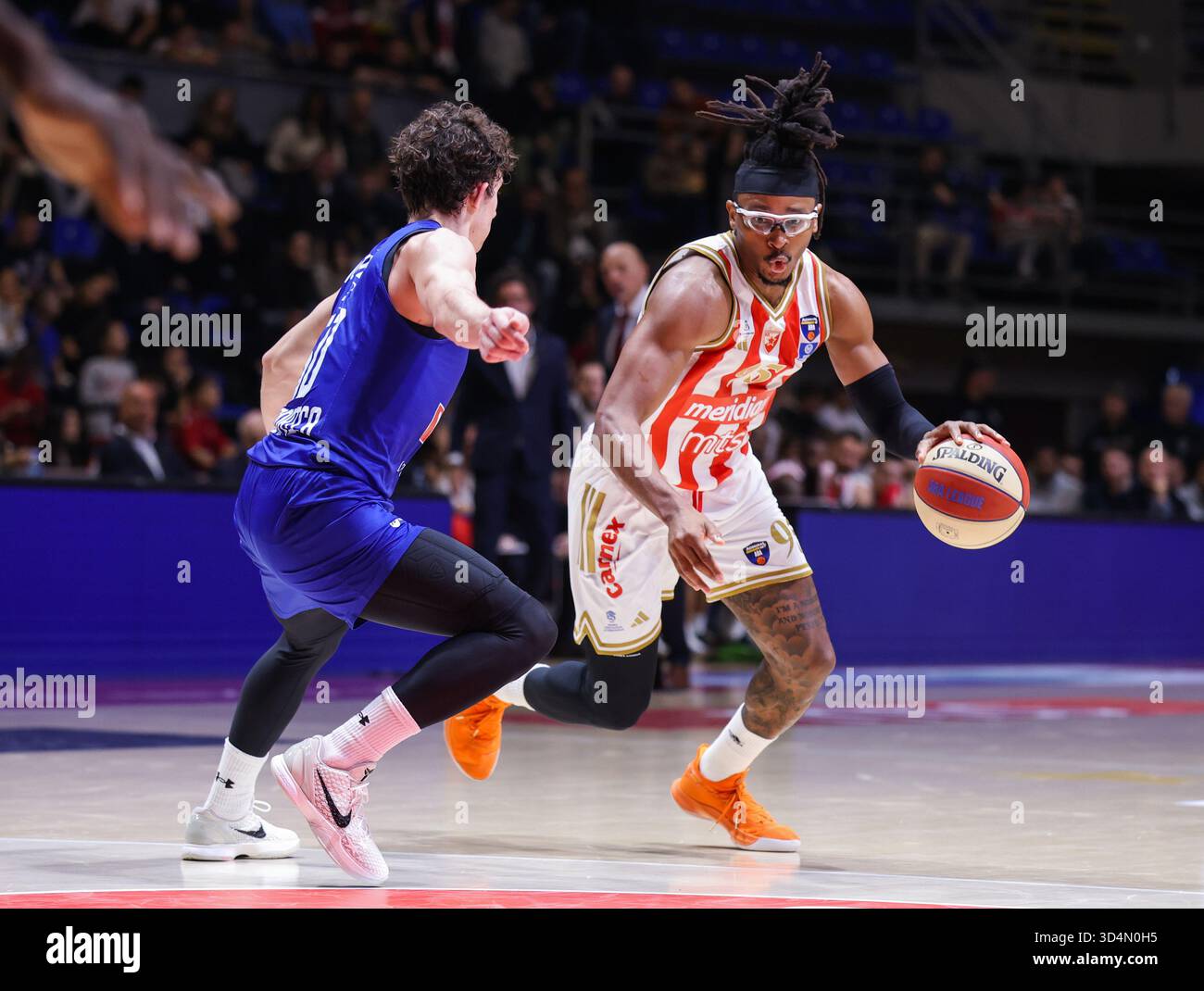 Belgrade, Serbie. 8 novembre 2025. Le joueur de Crvena Zvezda Chima Moneke sur le match dans la Ligue ABA entre Crvena Zvezda - Buducnost. Banque D'Images