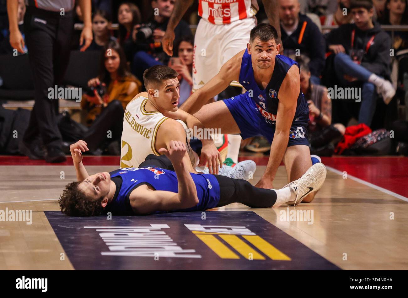 Belgrade, Serbie. 8 novembre 2025. Crvena Zvezda Stefan Miljenovic et Buducnost Oleksandr Kovliar, Fletcher Magee. Banque D'Images