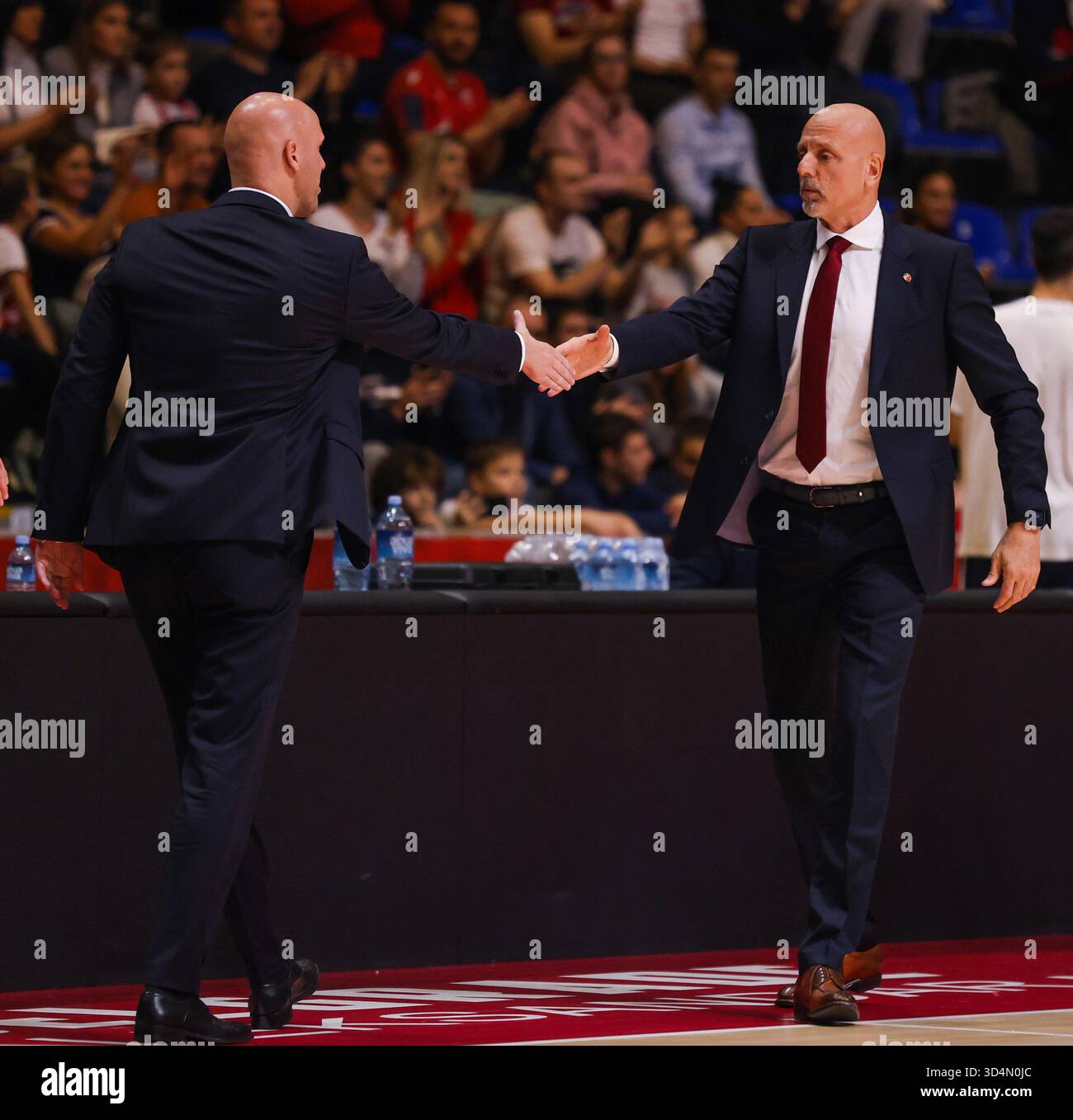 Belgrade, Serbie. 8 novembre 2025. L'entraîneur-chef de Crvena Zvezda, Sasa Obradovic, serre la main de l'entraîneur-chef de Buducnost, Andrej Zakelj. Banque D'Images