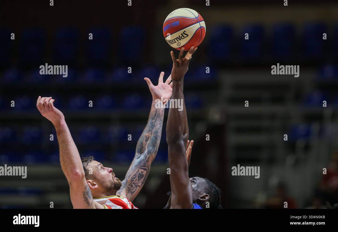 Belgrade, Serbie. 8 novembre 2025. Donatas Motiejūnas de Crvena Zvezda et Jerry Franck Boutsiele de Buducnost se battent pour le ballon avant le match. Banque D'Images