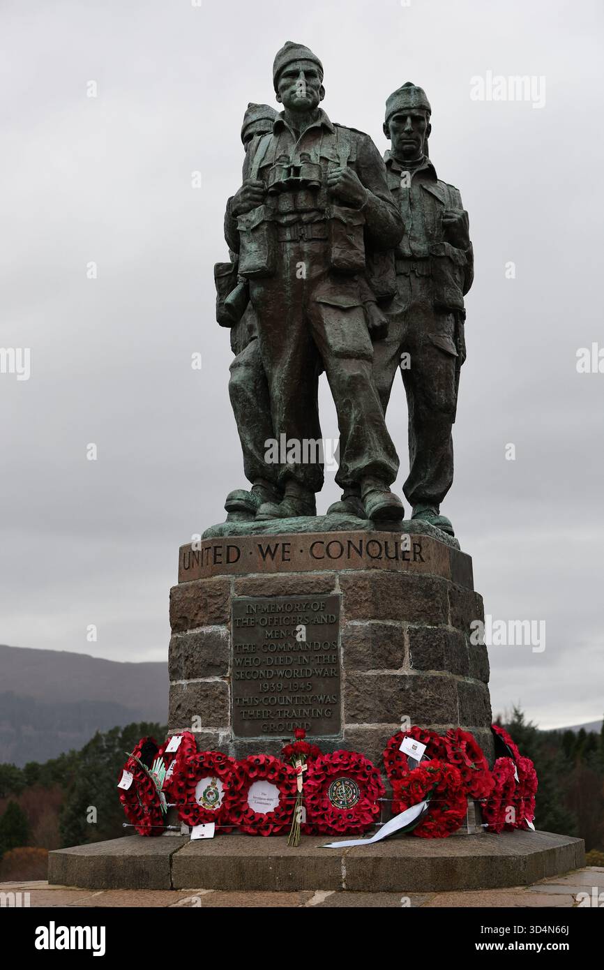 SPEAN BRIDGE, ÉCOSSE, ROYAUME-UNI. 11 NOVEMBRE 2025. Des couronnes récemment déposées ornent le Commando Memorial à Spean Bridge en Écosse le jour de l'Armistice. Le mémorial est une statue commémorative en bronze représentant trois Commandos en bronze de la seconde Guerre mondiale faisant face à Ben Nevis, la plus haute montagne du Royaume-Uni. (Crédit : James Holyoak/Alamy Live News) Banque D'Images