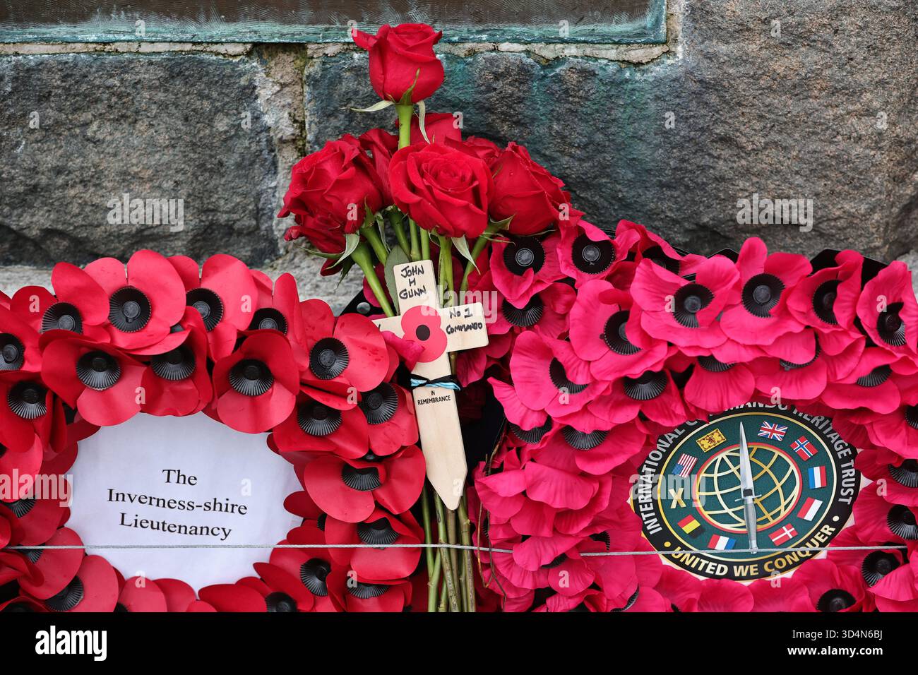 SPEAN BRIDGE, ÉCOSSE, ROYAUME-UNI. 11 NOVEMBRE 2025. Des couronnes récemment déposées ornent le Commando Memorial (obscurci) au Spean Bridge en Écosse le jour de l'Armistice. Le mémorial est une statue commémorative en bronze représentant trois Commandos en bronze de la seconde Guerre mondiale faisant face à Ben Nevis, la plus haute montagne du Royaume-Uni. (Crédit : James Holyoak/Alamy Live News) Banque D'Images