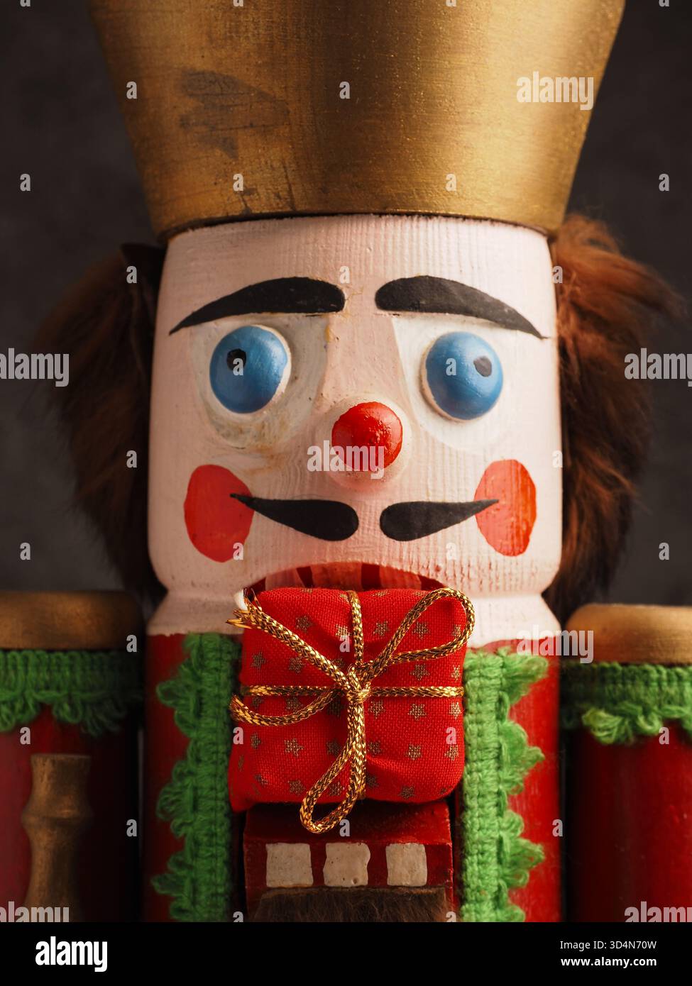 Poupée casse-noisette mit une boîte cadeau, gros plan, vacances ou fond saisonnier Banque D'Images