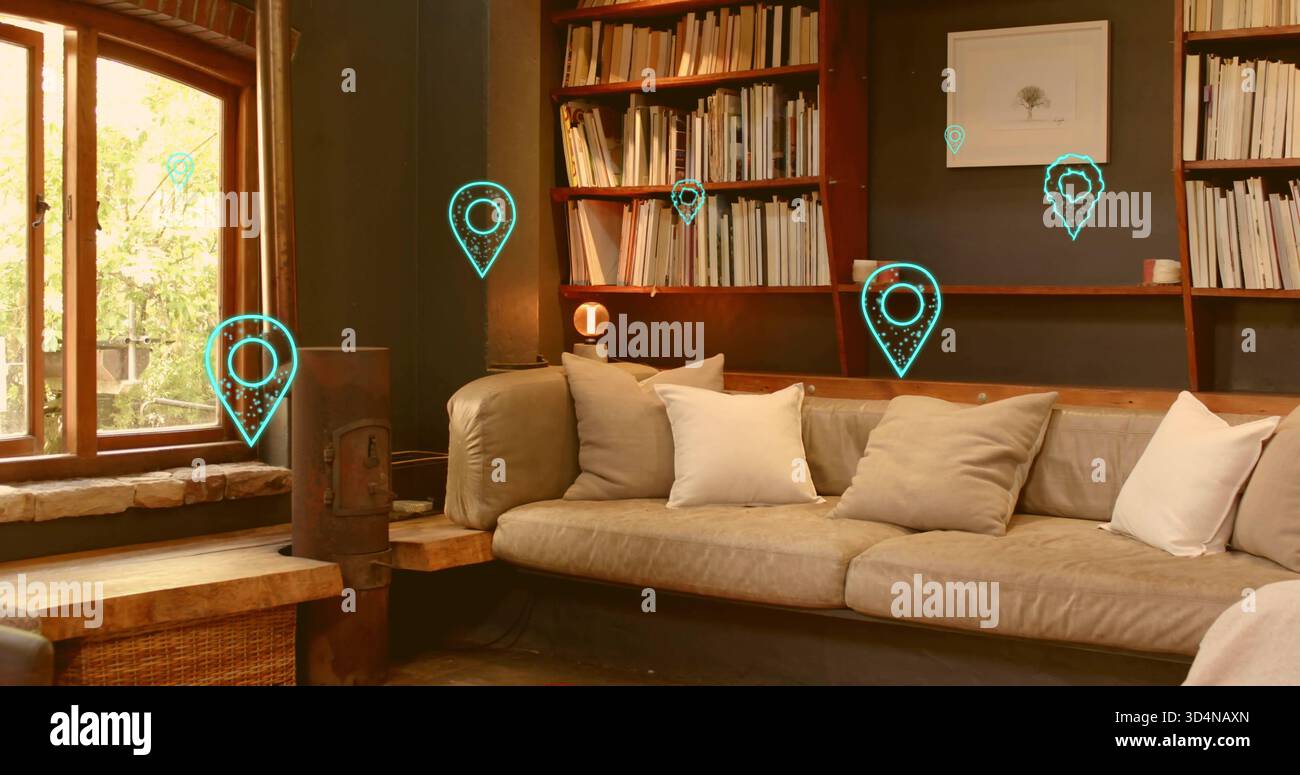 Doté d'un canapé beige occupant le salon central, avec étagère, fenêtre cintrée, épingles sarcelle Banque D'Images