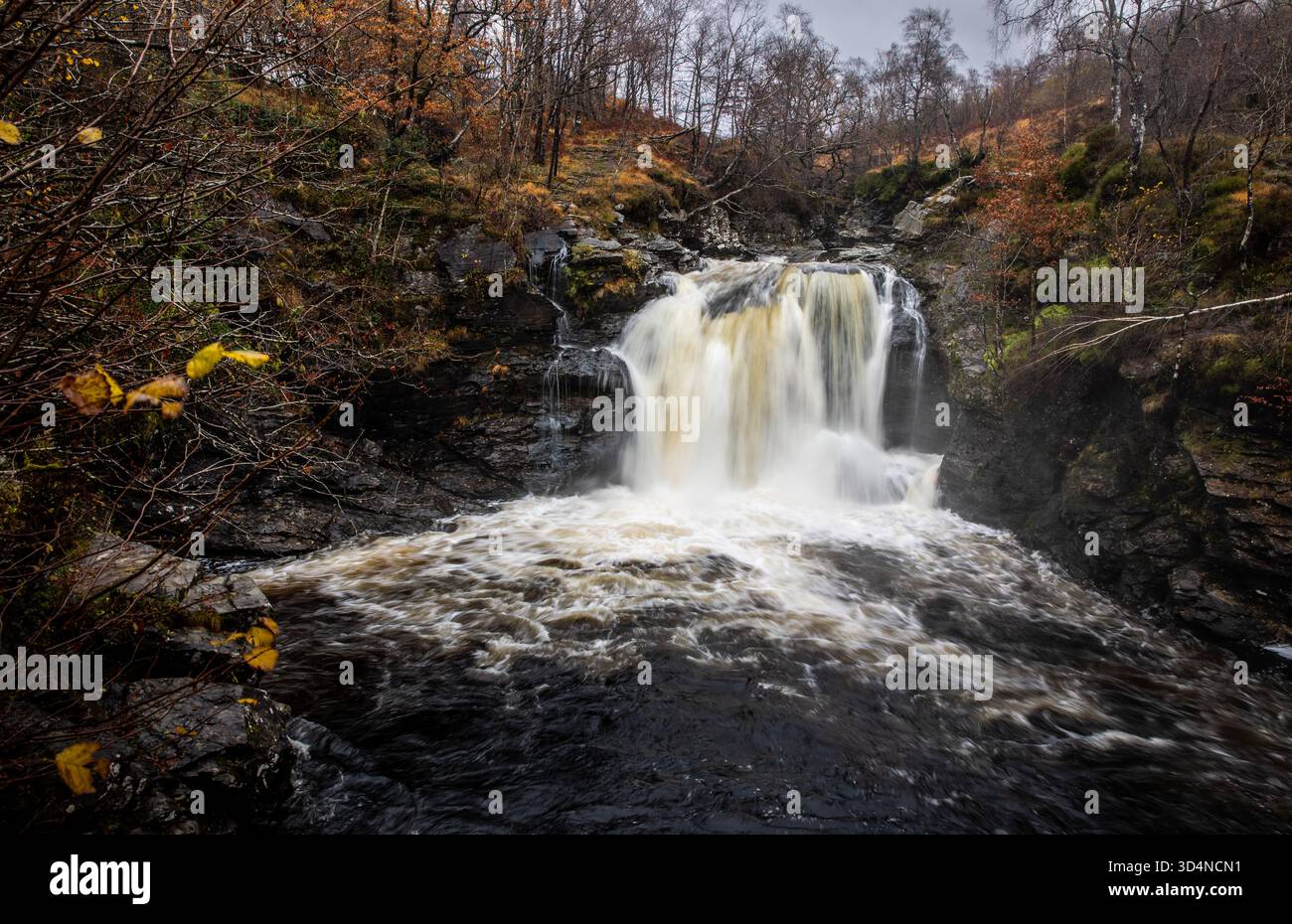 Les chutes de la rivière Falloch Falloch, passe par Glen Falloch comme il fait son chemin vers le Loch Lomond à Ardlui. Banque D'Images