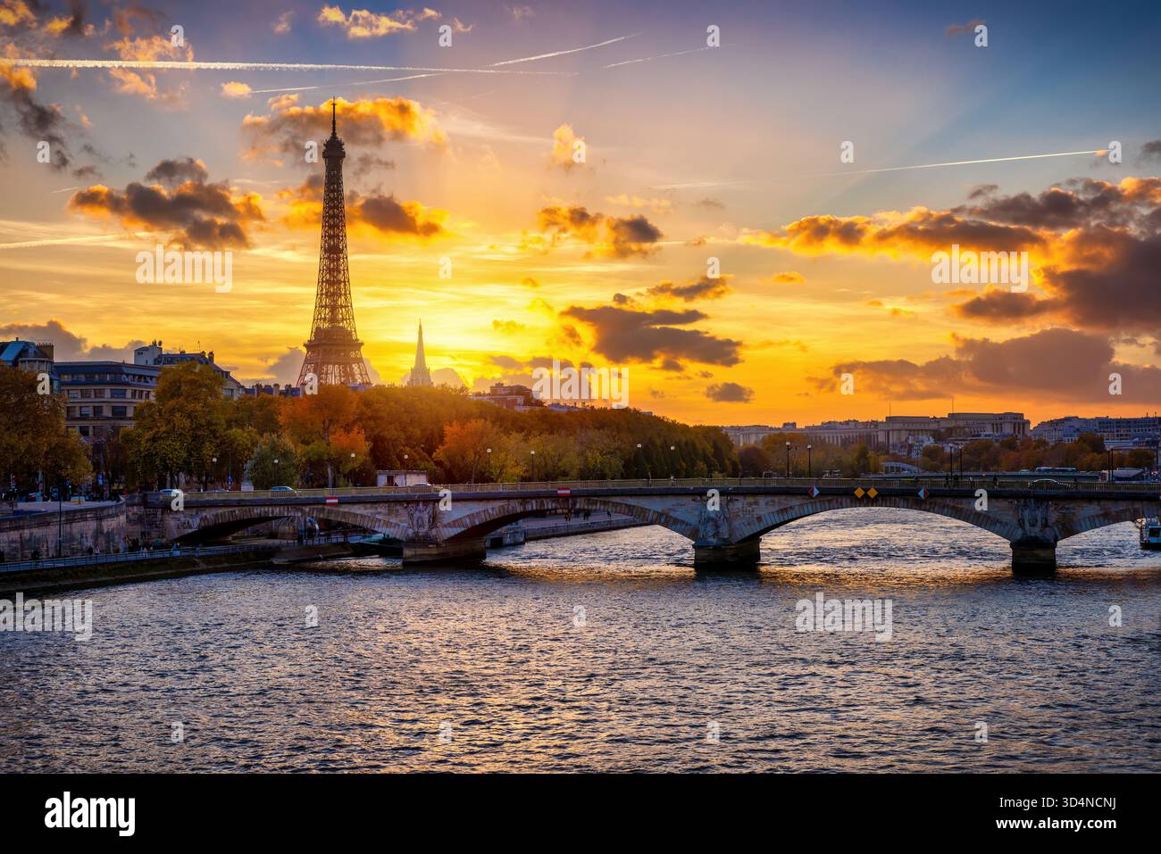 Magnifique coucher de soleil d'automne vue sur l'horizon de Paris, France, avec la Seine, les ponts et la Tour Eiffel Banque D'Images