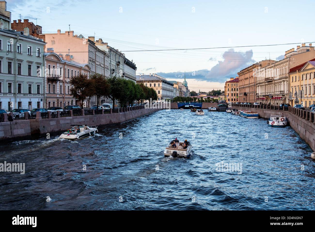 Saint-Pétersbourg, Russie - 18 août 2025 : vue de la rivière Moyka avec des bateaux dans la ville de Saint-Pétersbourg, Russie dans le crépuscule de la soirée d'été Banque D'Images