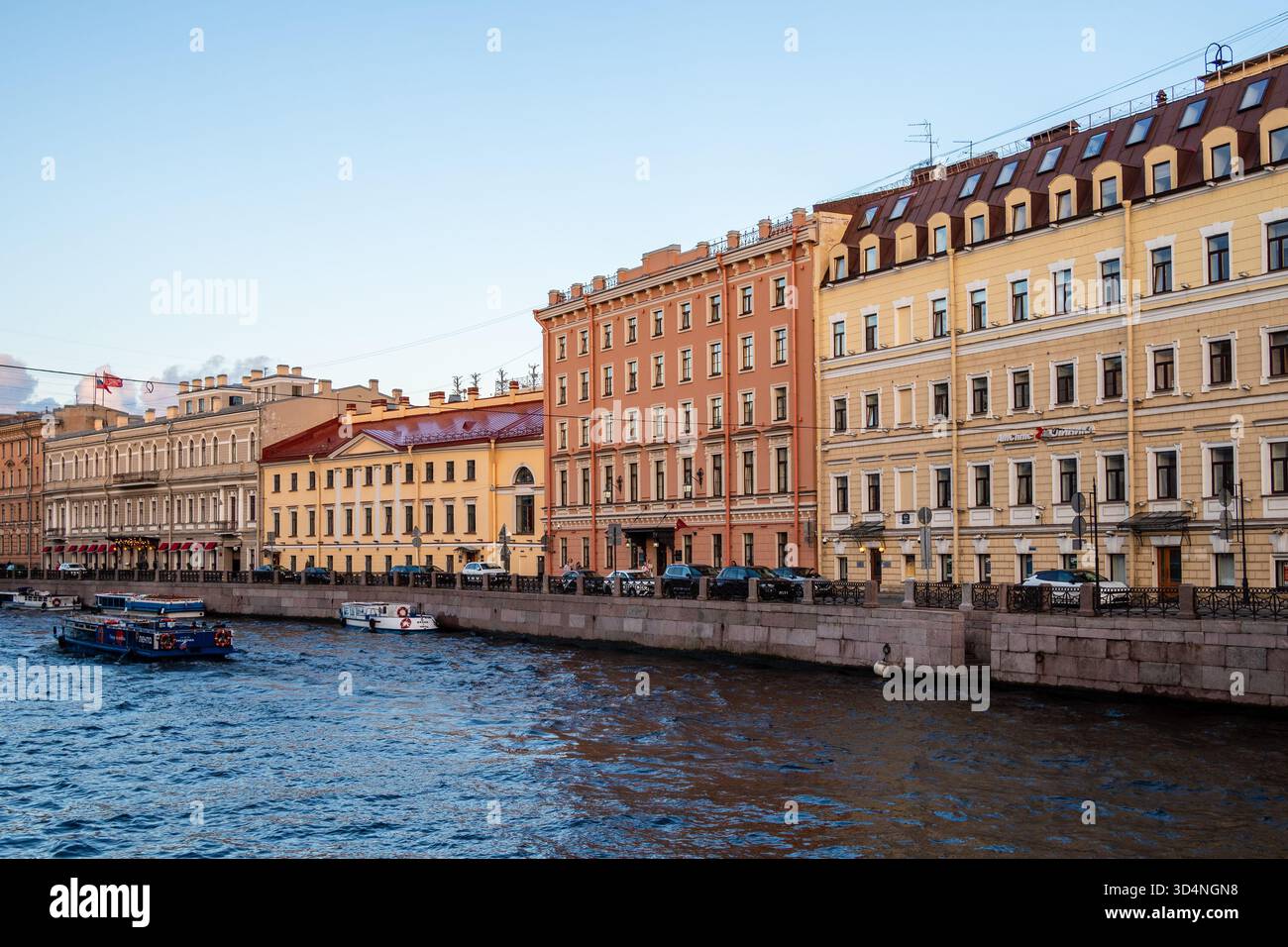 Saint-Pétersbourg, Russie - 18 août 2025 : quai de la rivière Moyka dans la ville de Saint-Pétersbourg, Russie dans le crépuscule de la soirée d'été Banque D'Images