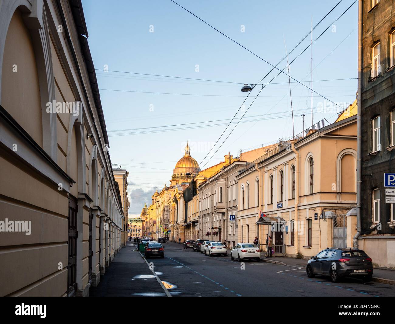 Saint-Pétersbourg, Russie - 18 août 2025 : vue de la rue Yakubovitch dans le quartier de l'Amirauté de la ville de Saint-Pétersbourg, Russie dans la soirée d'été crépusculaire Banque D'Images