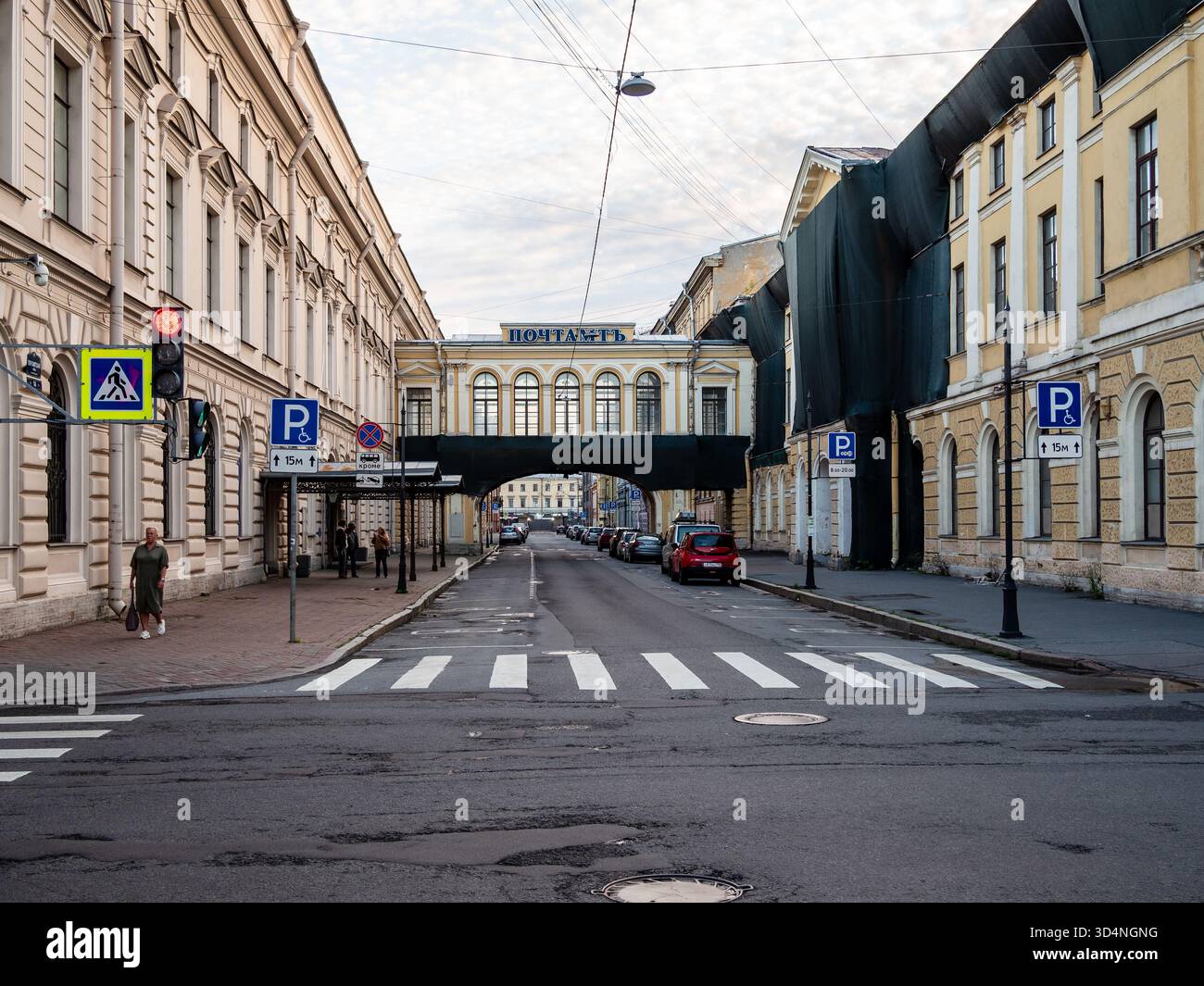 Saint-Pétersbourg, Russie - 18 août 2025 : bureau de poste principal sur la rue Pochtamtskaya dans la ville de Saint-Pétersbourg, Russie dans le crépuscule de la soirée d'été Banque D'Images