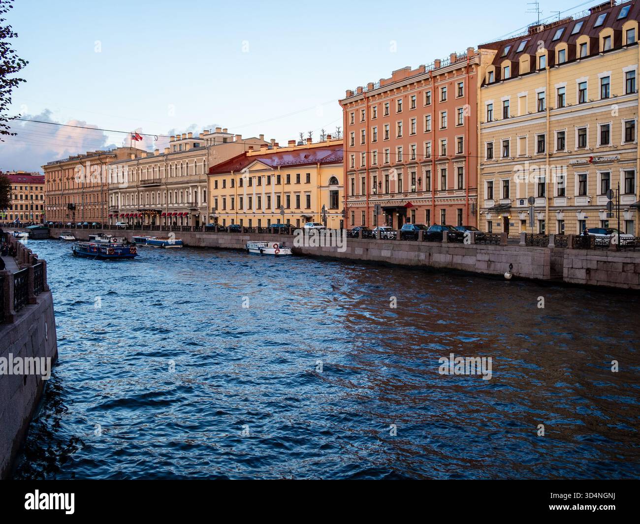Saint-Pétersbourg, Russie - 18 août 2025 : vue sur la rivière Moyka et le quai dans la ville de Saint-Pétersbourg, Russie dans le crépuscule de la soirée d'été Banque D'Images