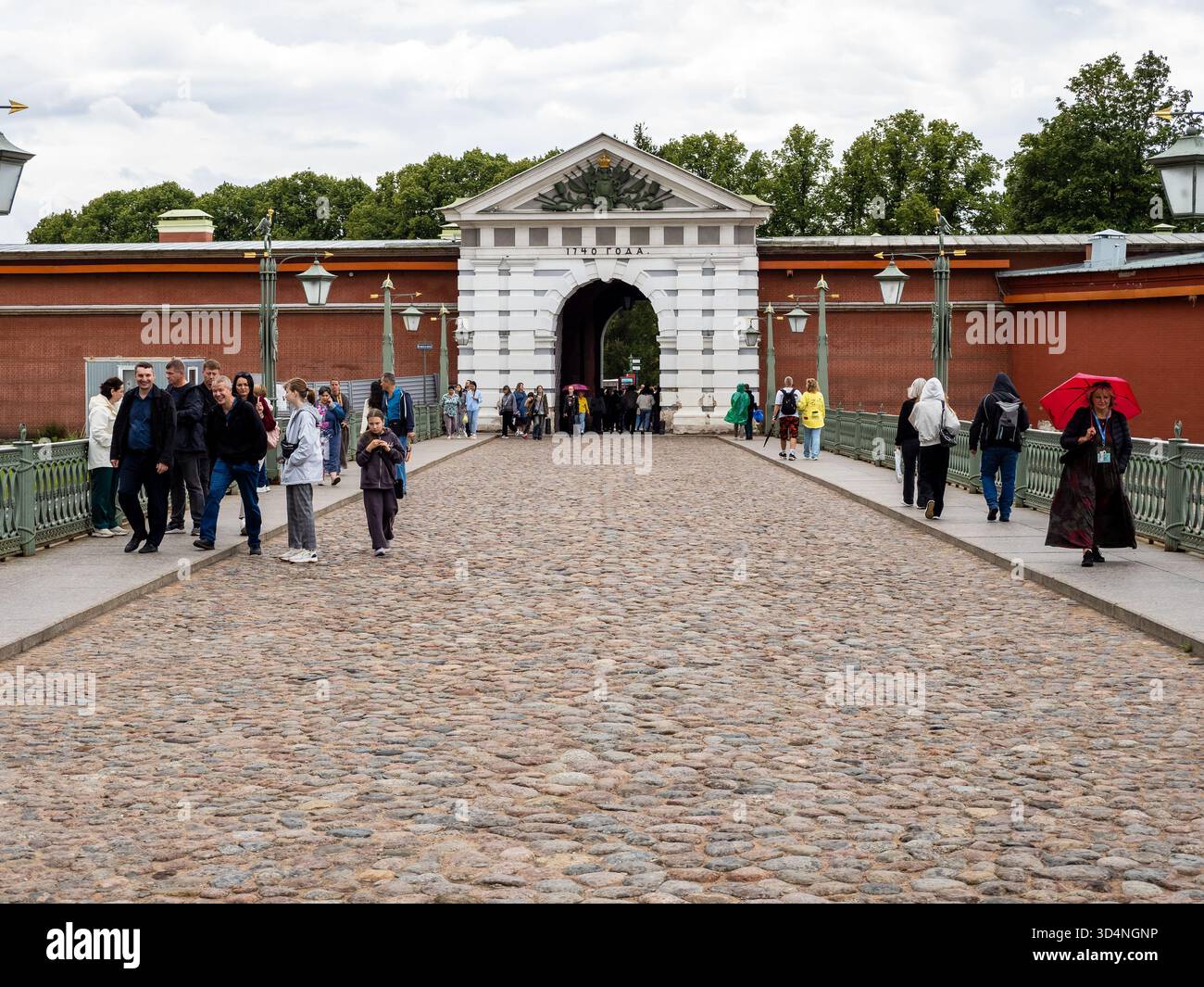 Saint-Pétersbourg, Russie - 19 août 2025 : visiteurs près de l'entrée de la forteresse Pierre et Paul depuis le pont Ioannovsky dans la ville de Saint-Pétersbourg, Russie Banque D'Images