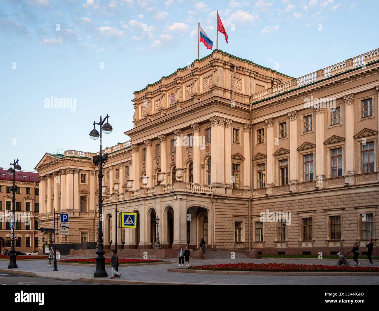 Saint-Pétersbourg, Russie - 18 août 2025 : édifice du Palais Mariinsky (Assemblée législative, parlement régional) sur la place Saint-Isaac à Saint-P. Banque D'Images