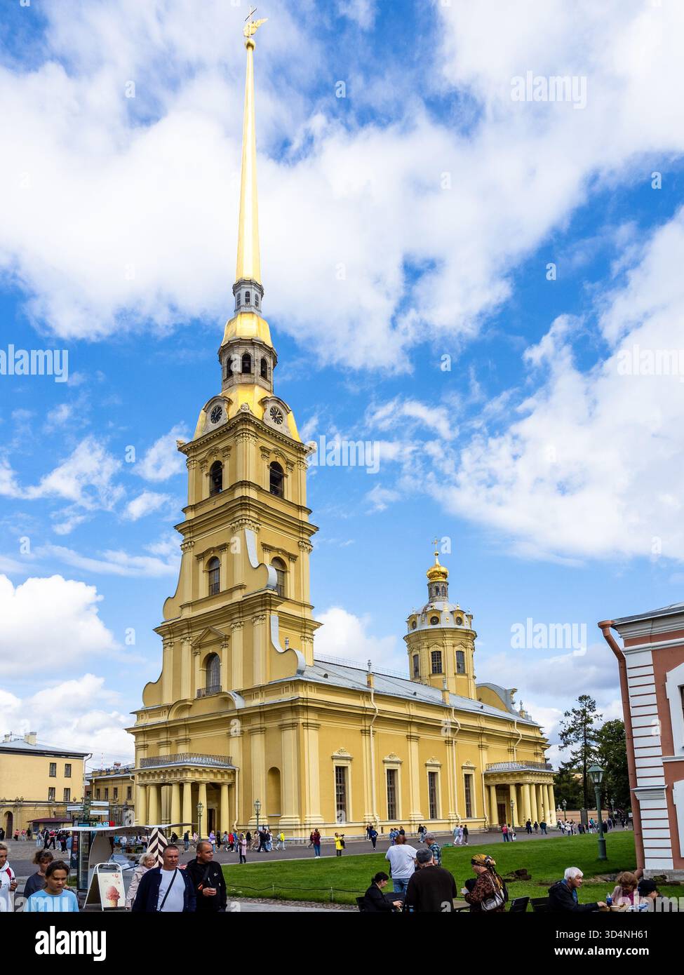 Saint-Pétersbourg, Russie - 19 août 2025 : visiteurs et vue de la cathédrale Saint-Pierre-et-Paul dans la forteresse Pierre-et-Paul dans la ville de Saint-Pétersbourg, Russie Banque D'Images