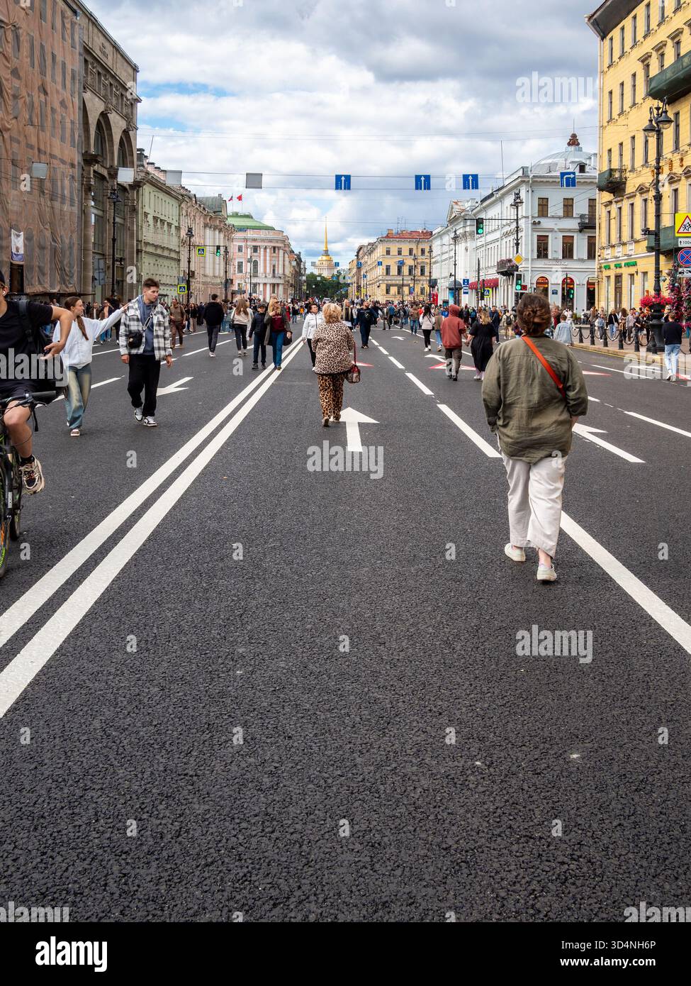 Saint-Pétersbourg, Russie - 20 août 2025 : vue de la rue Nevsky Prospect rénovée avec des touristes dans la ville de Saint-Pétersbourg, Russie le jour d'été Banque D'Images