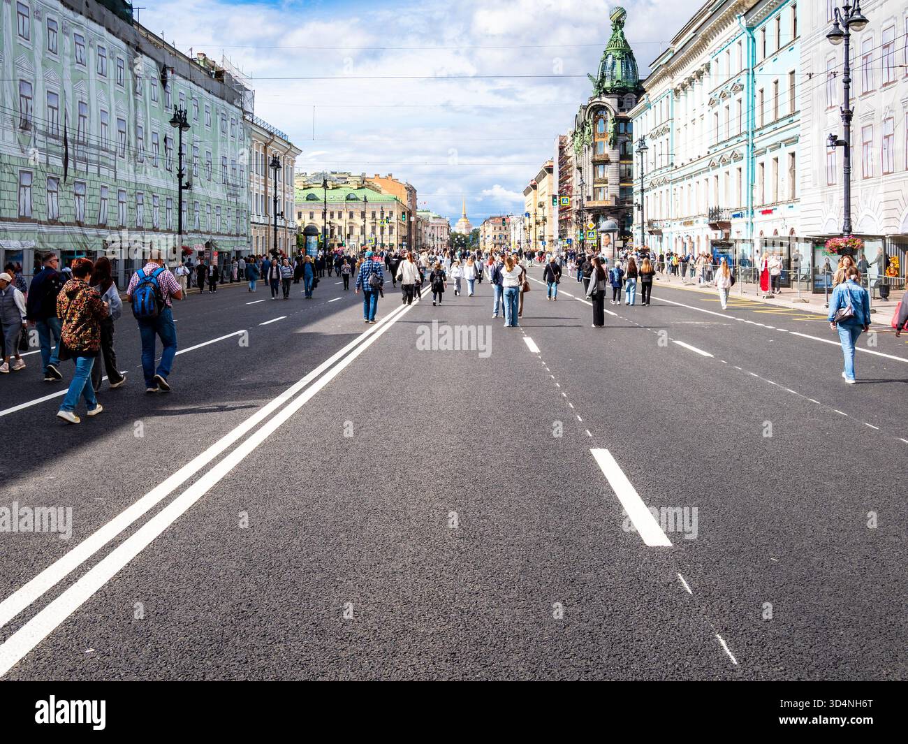 Saint-Pétersbourg, Russie - 20 août 2025 : vue de la rue piétonne Nevsky Prospect avec des gens (après rénovation) dans la ville de Saint-Pétersbourg, Russie sur Banque D'Images