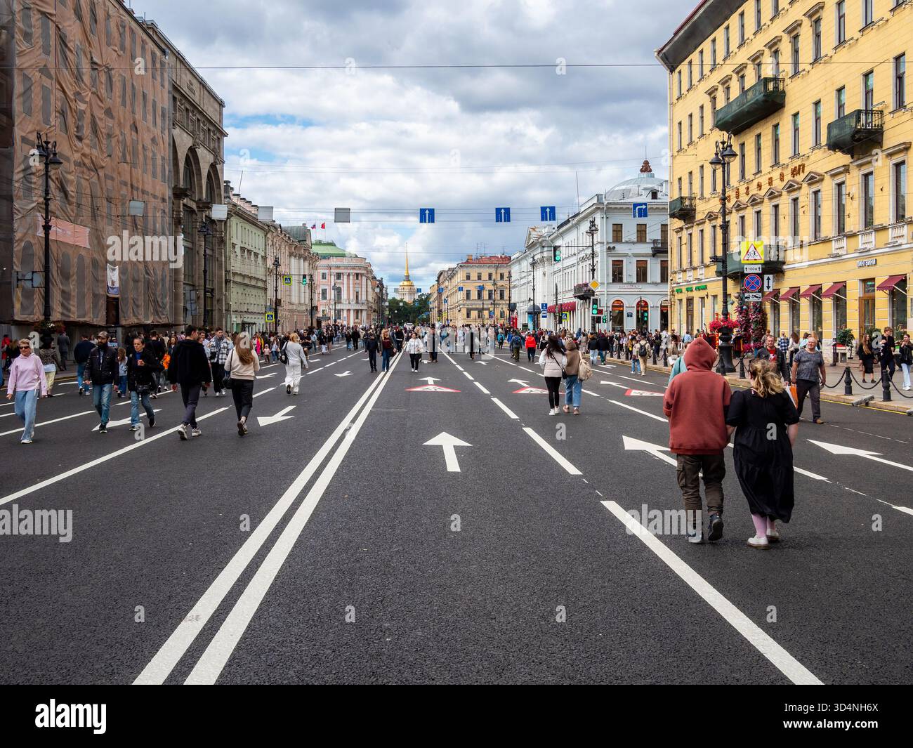 Saint-Pétersbourg, Russie - 20 août 2025 : vue de la rue Nevsky Prospect rénovée avec des gens dans la ville de Saint-Pétersbourg, Russie le jour d'été Banque D'Images