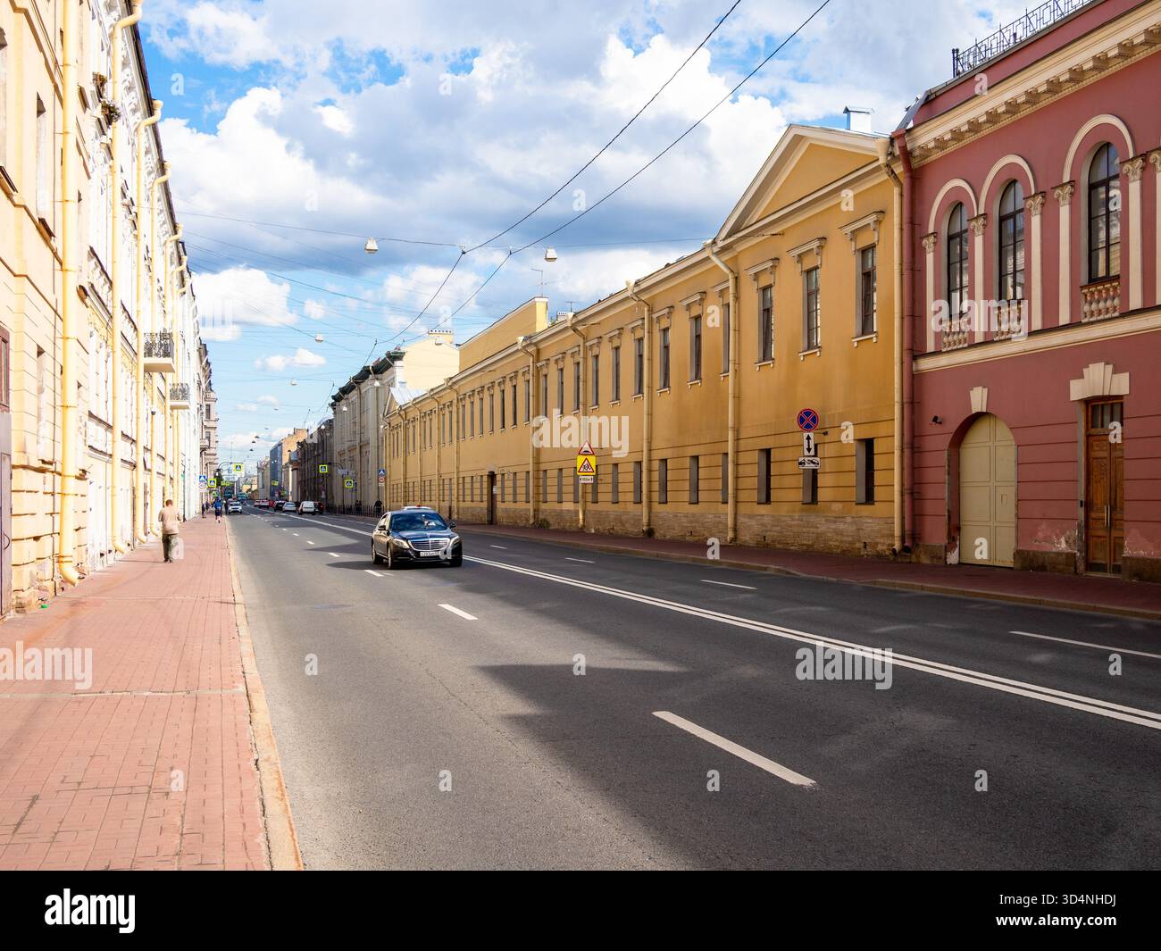 Saint-Pétersbourg, Russie - 21 août 2025 : rue Shpalernaya dans la ville de Saint-Pétersbourg, Russie sur la journée ensoleillée d'été Banque D'Images