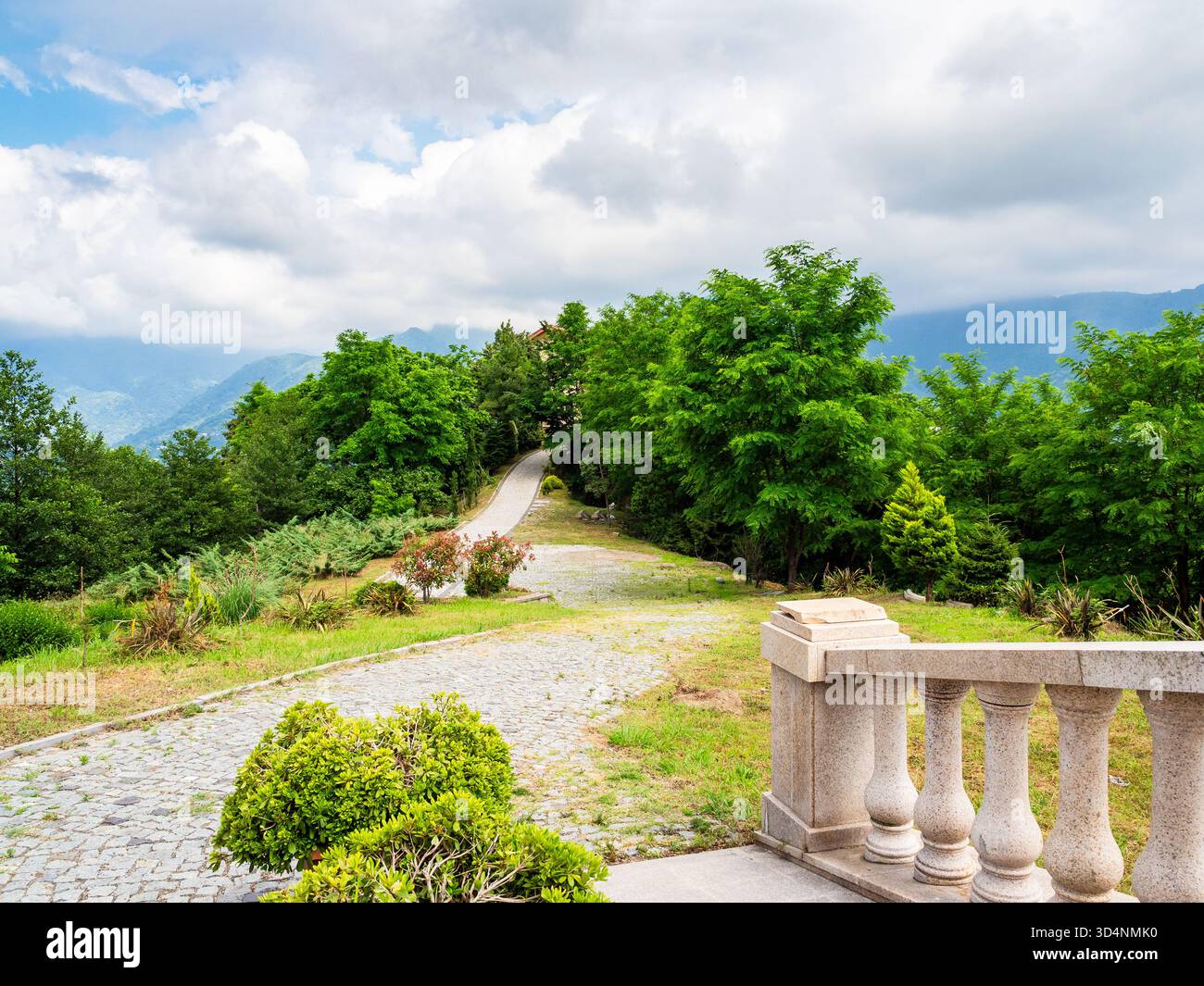 Pont d'observation dans le monastère de Tsminda Sameba dans la ville de Batumi le jour ensoleillé d'été, Géorgie, Mont Sameba Banque D'Images