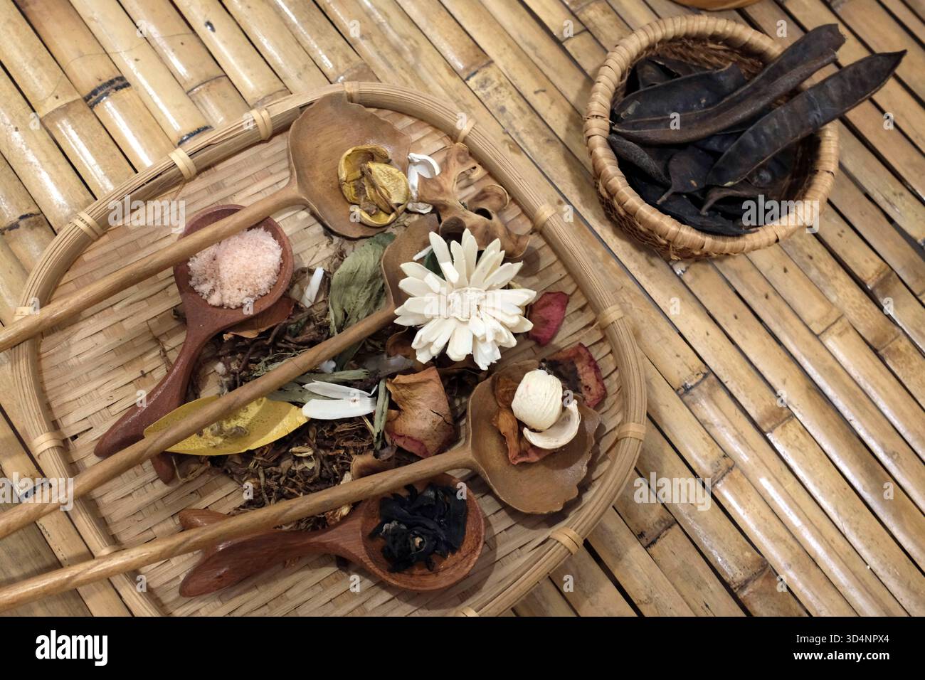 Thé sain, herbes sèches, plantes et pierres sur table en bois. Homéopathie et phytothérapie. Spa. Banque D'Images