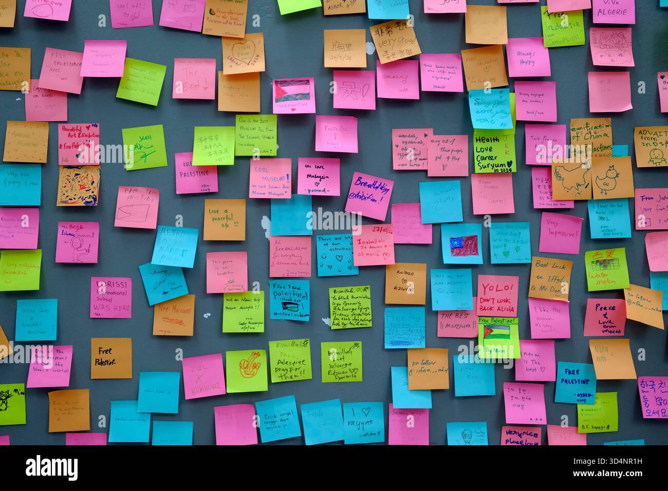 Musée des arts islamiques. Des postits colorés sur un mur. Messages. Kuala Lumpur. Malaisie. Banque D'Images