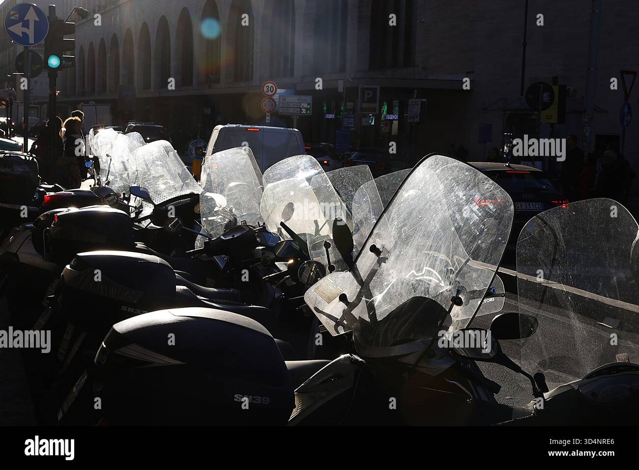Scooters garés à Rome, Italie. Banque D'Images