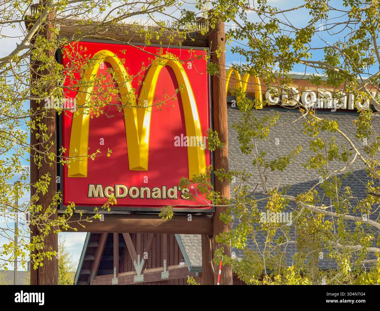West Yellowstone, Montana, États-Unis - 28 mai 2025 : grand panneau à l'extérieur de la succursale McDonald's à West Yellowstone Banque D'Images