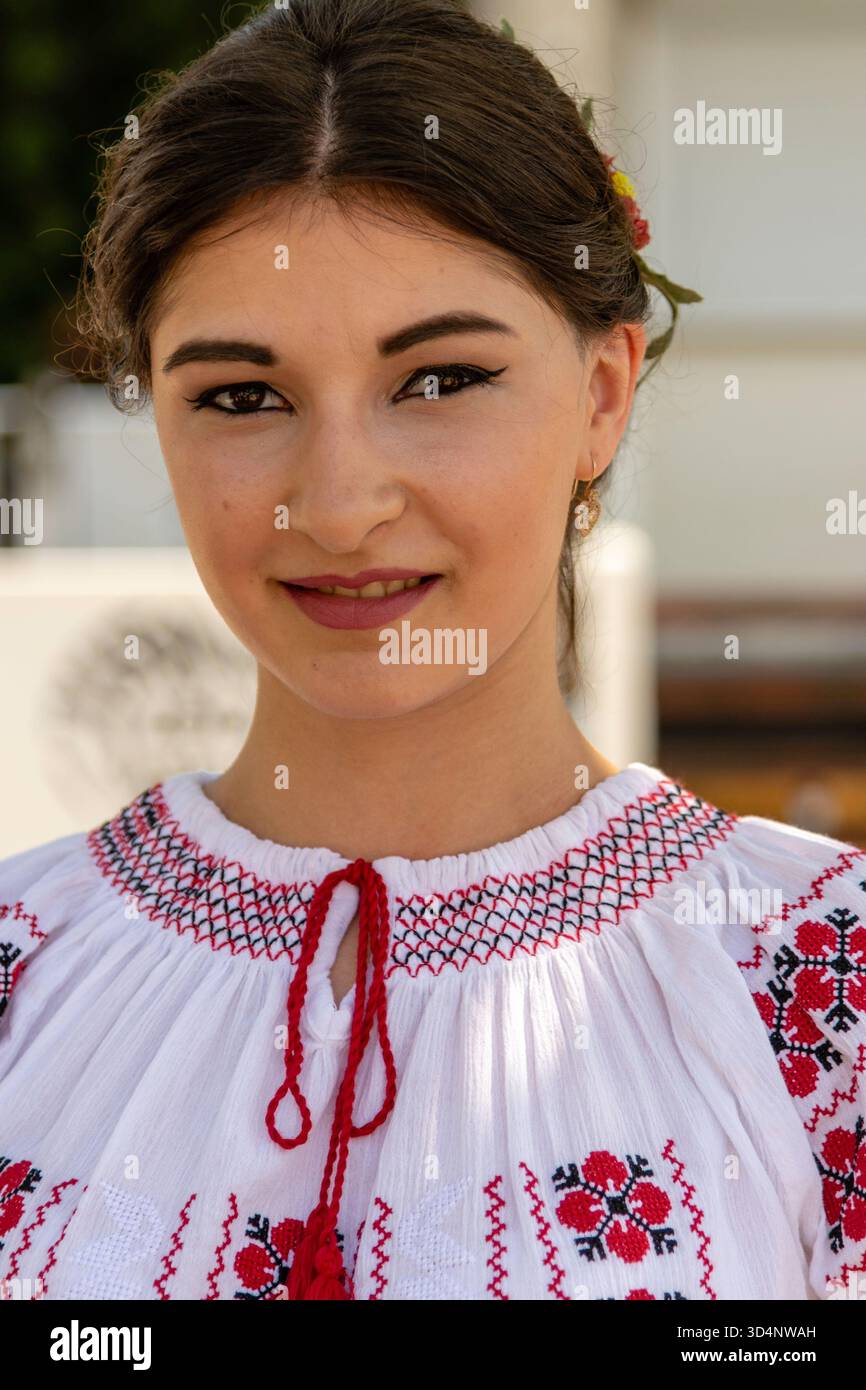 Bacău, Roumanie – 23 juin 2019 : jeune femme en costume folklorique avec bandeau floral lors de la célébration de « Ziua Universală a IEI ». Banque D'Images