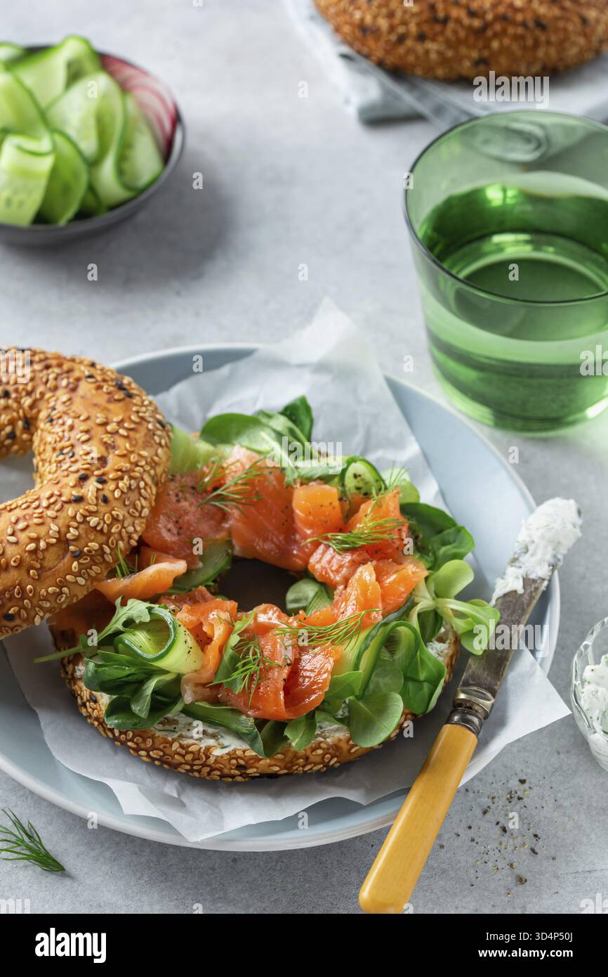 Nourriture, gros plan de délicieux sandwich bagel au saumon agréé, idée de petit déjeuner sain, concentration sélective Banque D'Images