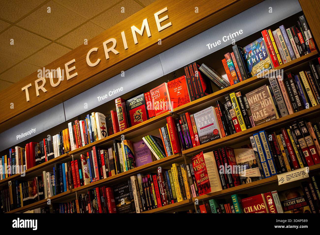Livres de crime vrai sur une étagère dans une librairie, littérature de crime vrai non-fiction sur les étagères dans une librairie Banque D'Images