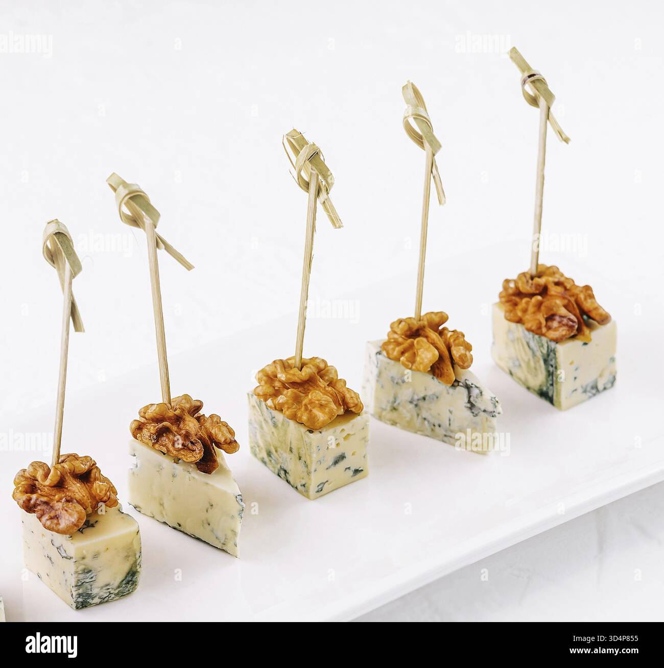 Nourriture, tranches de fromage Roquefort sur une longue assiette blanche Banque D'Images