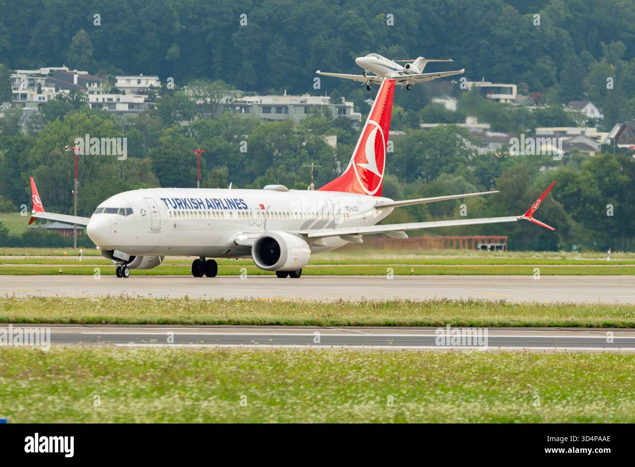 Zurich, Suisse, le 5 août 2025 TC-LCO Turkish Airlines Boeing 737-MAX-8 roule jusqu'à la porte d'embarquement Banque D'Images