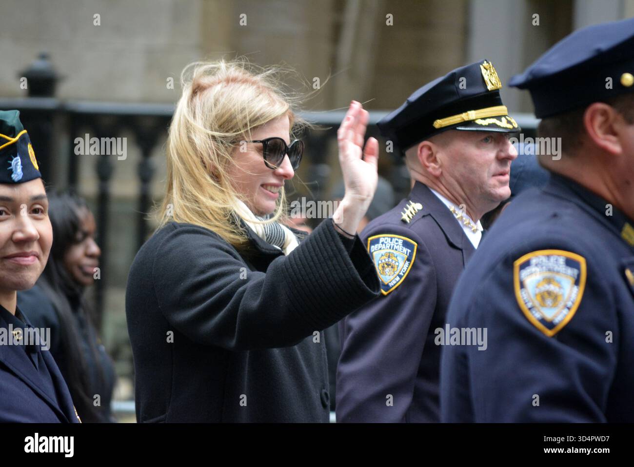 La commissaire de police de la ville de New York, Jessica Tisch, marche dans le défilé annuel de la Journée des vétérans à Manhattan. Banque D'Images
