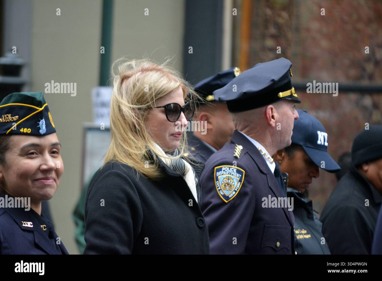 La commissaire de police de la ville de New York, Jessica Tisch, marche dans le défilé annuel de la Journée des vétérans à Manhattan. Banque D'Images