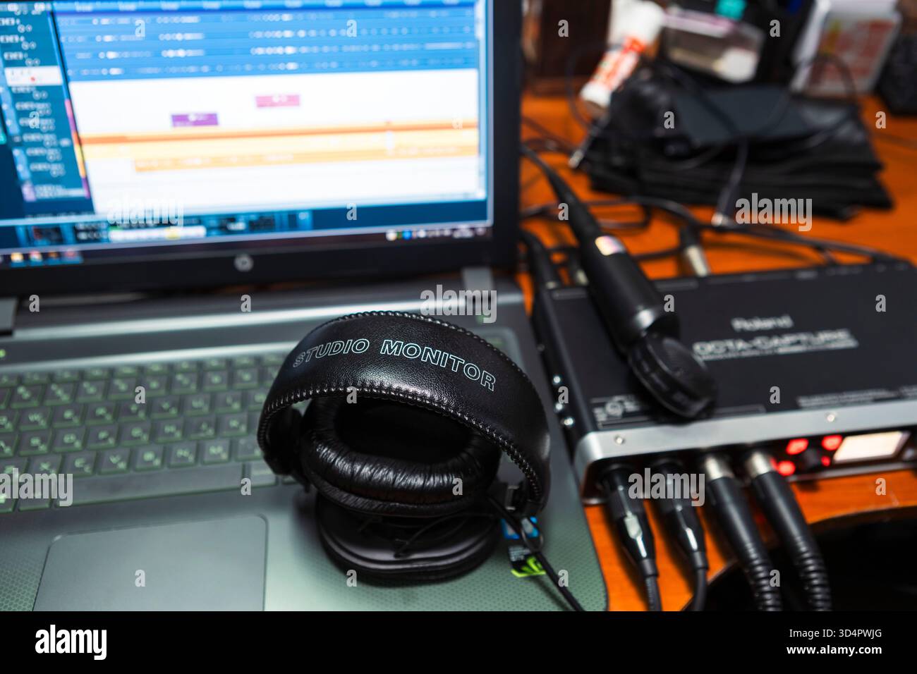 Gros plan sur l'équipement d'enregistrement dans un studio. Microphone, carte son, ordinateur, écouteurs. Gros plan Banque D'Images