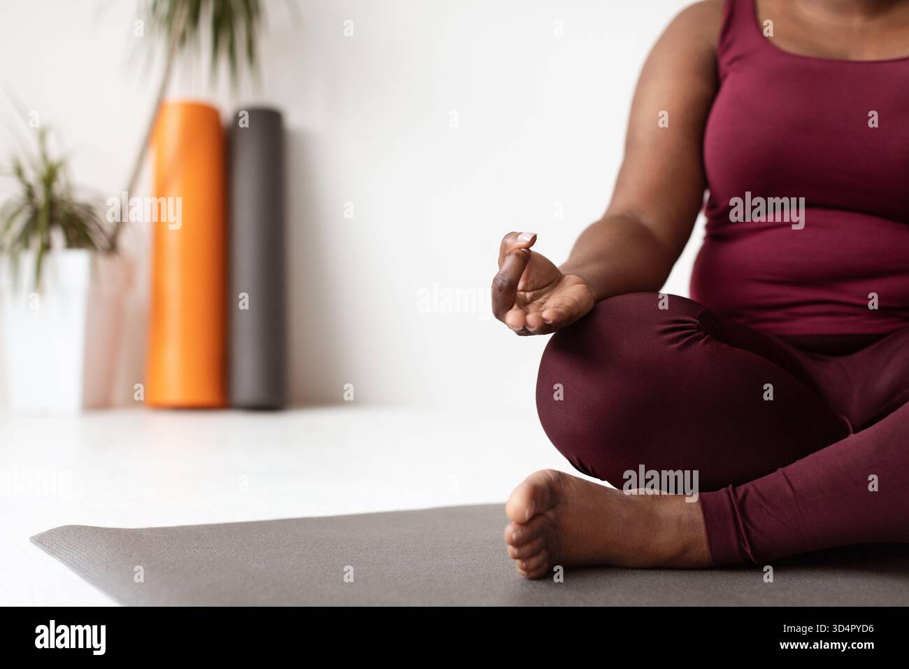 Femme sportive afro-américaine pratiquant la méditation dans un studio de yoga pour un mode de vie sain Banque D'Images