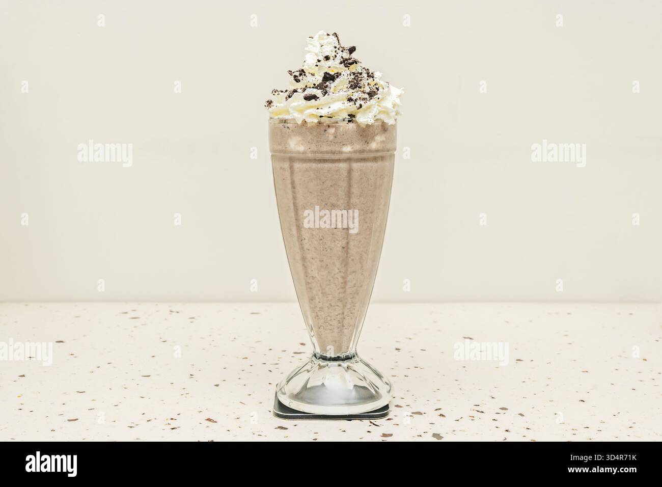 Milkshake américain triple chocolat avec crème glacée au chocolat, sauce au chocolat chaud et morceaux de brownie. Banque D'Images