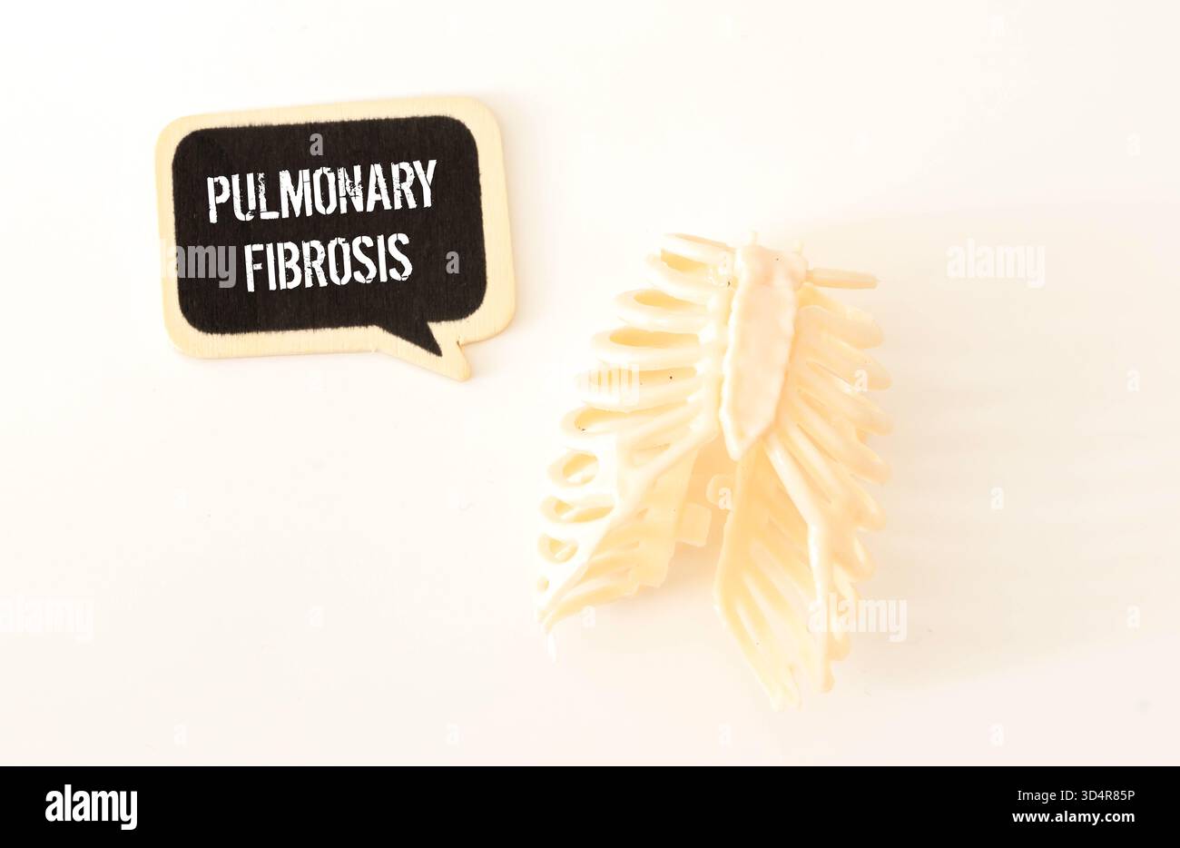 Concept médical. Sur une surface blanche sont des pilules dans un emballage, un stylo et un bloc-notes avec l'inscription - fibrose pulmonaire idiopathique Banque D'Images