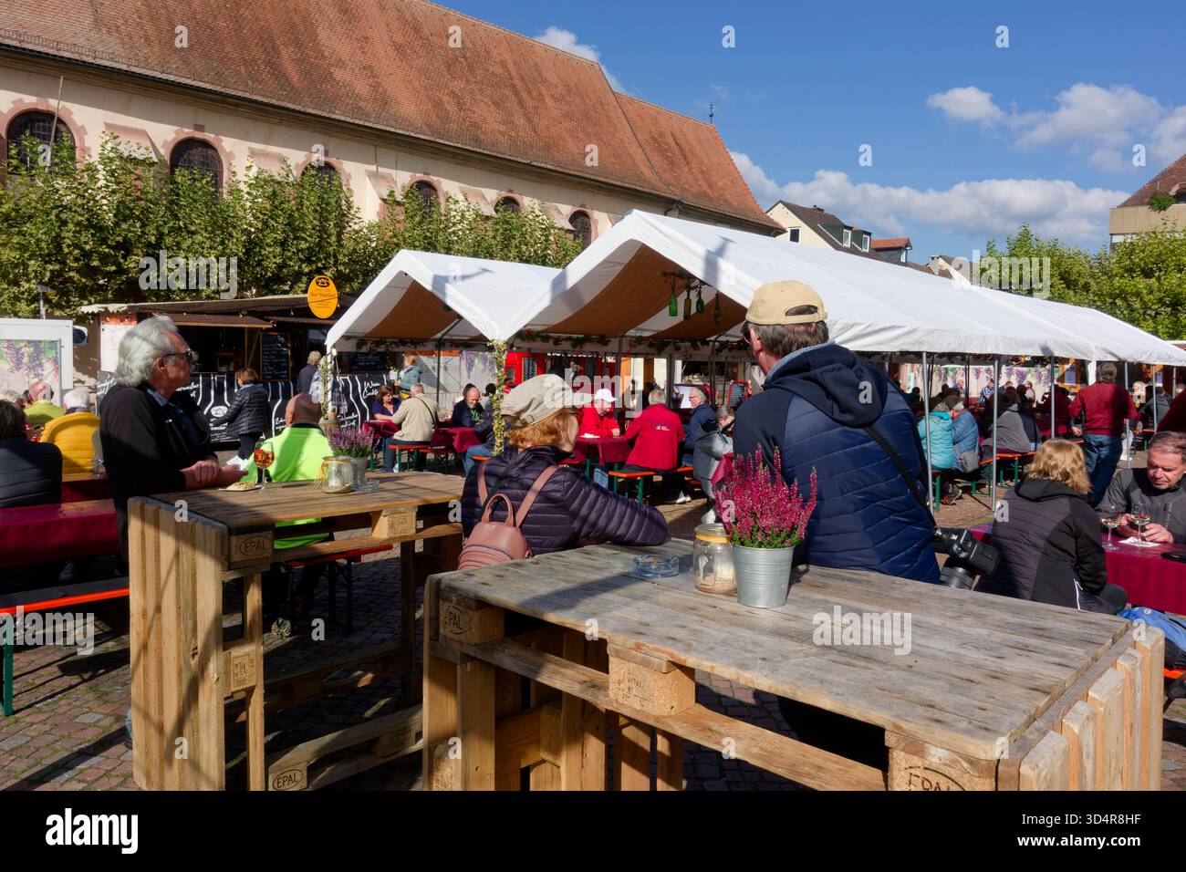 Fête du vin (Miltenberg Wine Autumn) sur Engelplatz à Miltenberg, avec l'église franciscaine en arrière-plan, en basse-Franconie, Bavière, Allemagne Banque D'Images