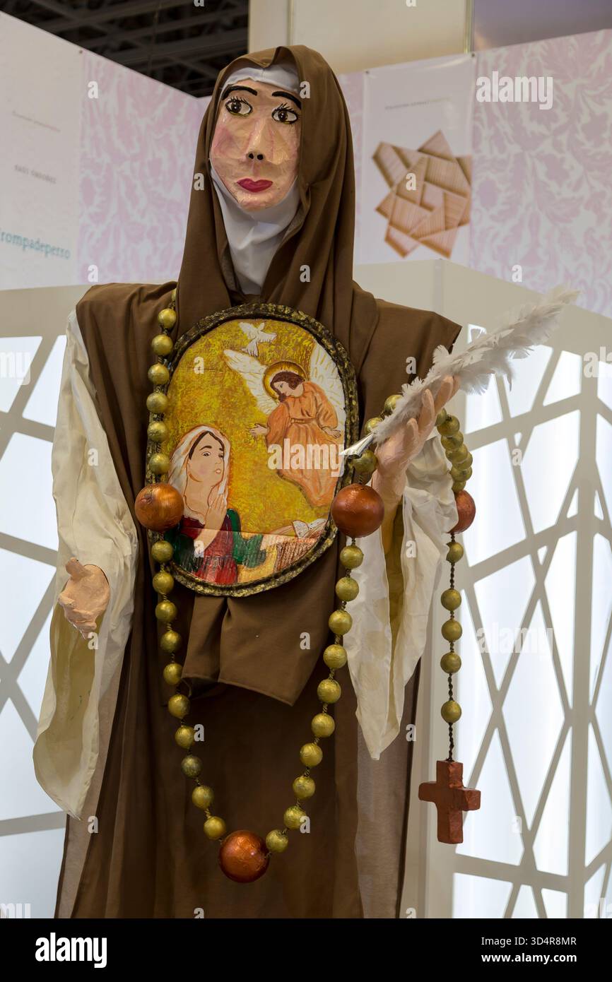 Sculpture en papier mâché d'une nonne. FIL Guadalajara, Mexique Banque D'Images